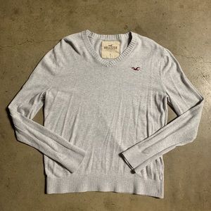 Hollister Co. V-Neck Icon Sweater in Light Grey